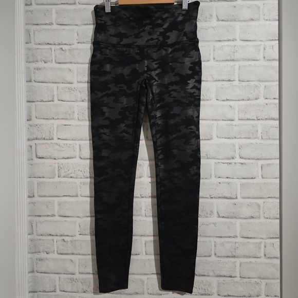 Spanx Faux Leather Legging Black Camo size L - Picture 6 of 10